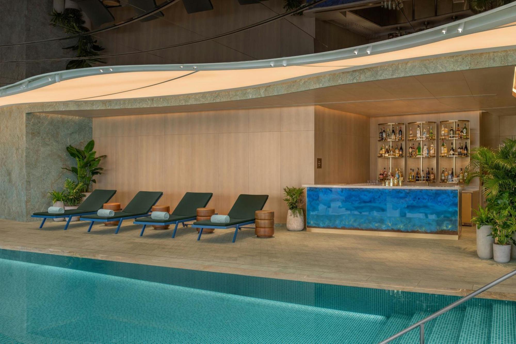 W Macau - Studio City Eksteriør billede The pool at the hotel