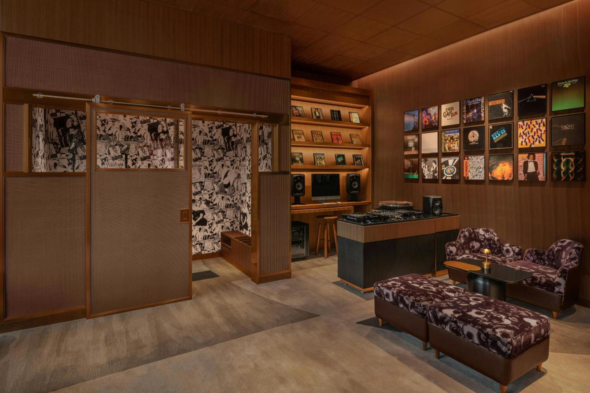 W Macau - Studio City Eksteriør billede The interior of the record store